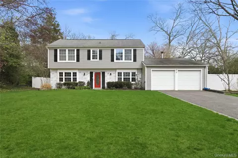 3 Shawmont Ln, Stony Brook, NY 11790