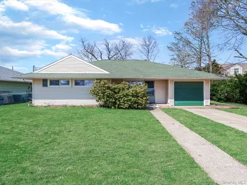 11 Hewitt St, Hicksville, NY 11801