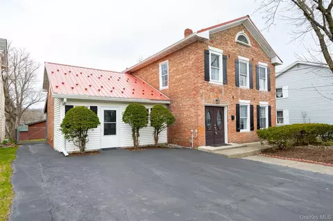 26 Elizabeth St, Saugerties, NY 12477