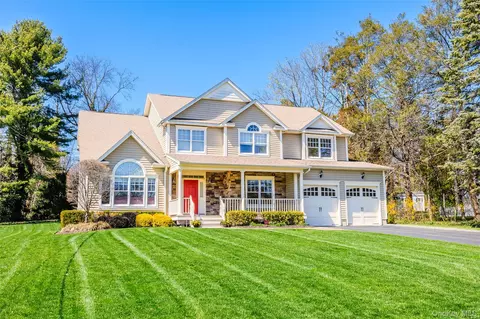 45 Cannon Ct, Huntington, NY 11743