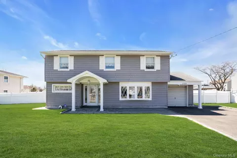 258 E 5th St, Deer Park, NY 11729