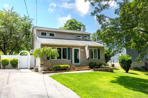 4 Awixa Pl, Selden, NY 11784