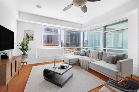 2415 Queens Plz N #7A, New York, NY 11101
