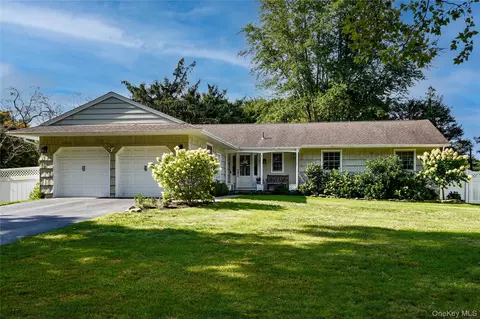 9 Columbus Dr, Huntington Station, NY 11746