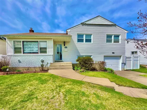 592 Benton Rd, East Meadow, NY 11554