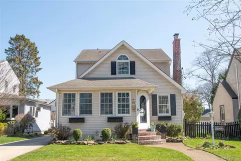 81 Chestnut Ave, Floral Park, NY 11001