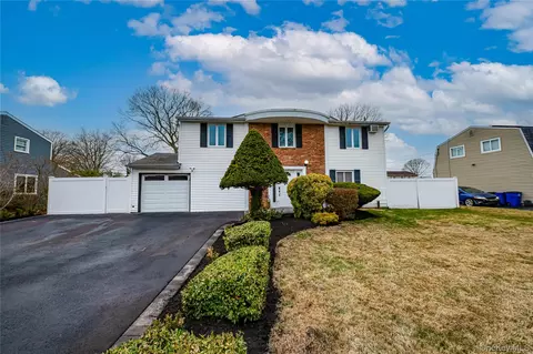 32 Imperial Dr, Selden, NY 11784