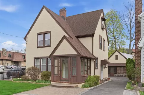 25 Iris Ave, Floral Park, NY 11001