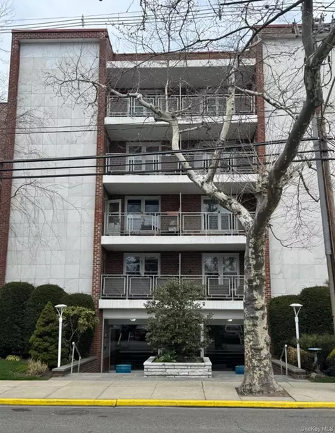 100 Brooklyn Ave #3L, Freeport, NY 11520