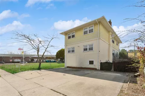 31 Julian Pl, Island Park, NY 11558