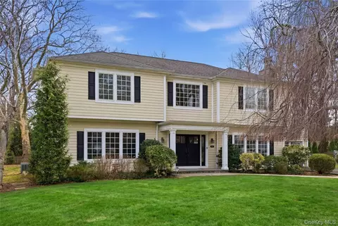 32 Highfield Ln, North Hempstead, NY 11577