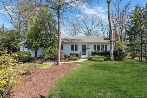 223 Connetquot Rd, Bayport, NY 11705