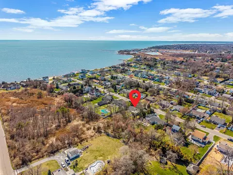223 Connetquot Rd, Bayport, NY 11705