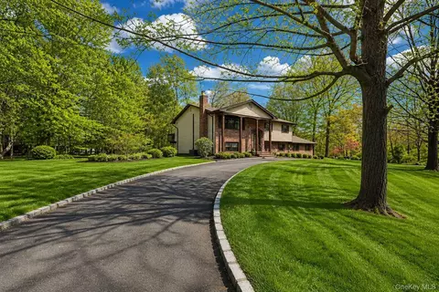 16 Elrod Dr, Clarkstown, NY 10994