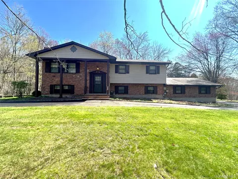 16 Elrod Dr, Clarkstown, NY 10994