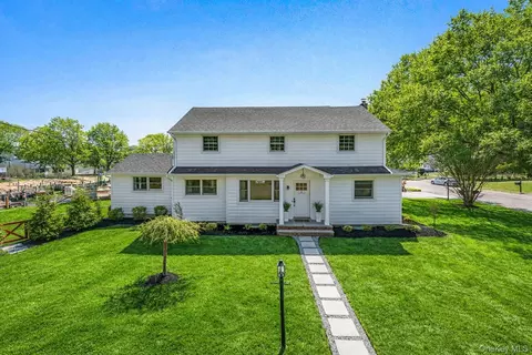 1 Marlin Rd, East Quogue, NY 11942
