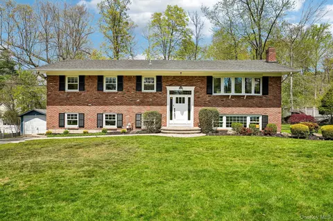 10 Little Brook Ln, Clarkstown, NY 10956
