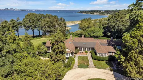 120 W Creek Farms Rd, North Hempstead, NY 11050