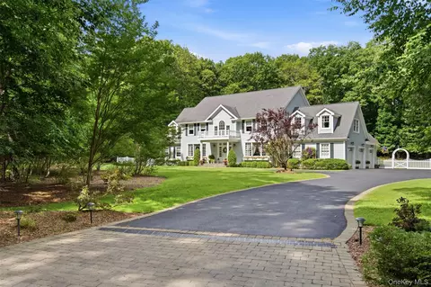 17 Forrest Dr, Huntington, NY 11743