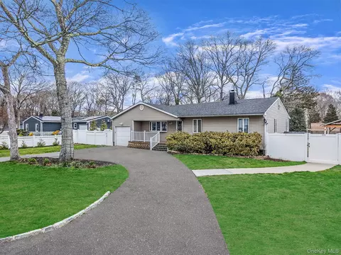 47 Mayfield Dr, Mastic Beach, NY 11951