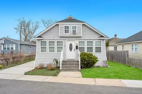 33 Center Ave, Bay Shore, NY 11706