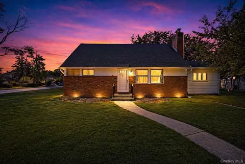 404 Foxdale Ave, Oceanside, NY 11572