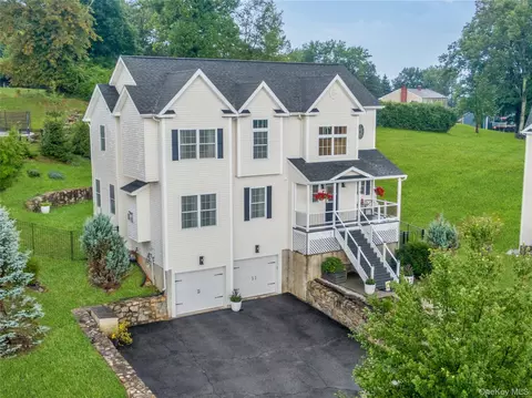 18 Tanyas Ct, Monroe, NY 10950