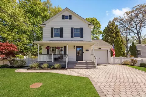 9 Collins Ave, Kings Park, NY 11754