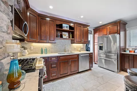 69-16 61st Dr, New York, NY 11379