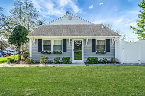 10 Gettysburg Ct, Coram, NY 11727