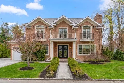 1 Devonshire Ln, North Hempstead, NY 11023