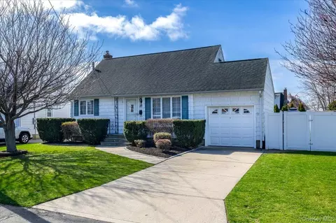 299 37 St, Lindenhurst, NY 11757