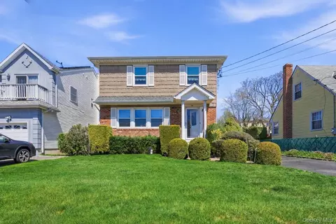 150 Hughes Pl, North Hempstead, NY 11507