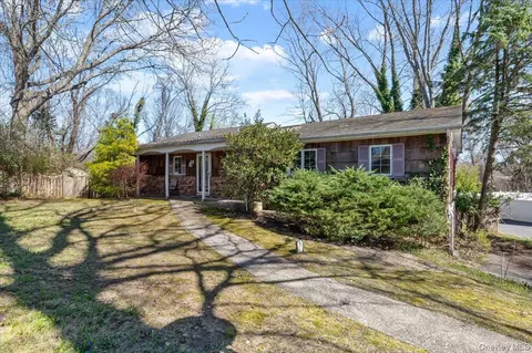 20 Veronica Ct, Smithtown, NY 11787