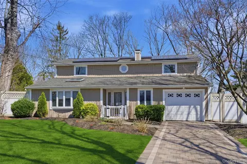 3 Rocket Ct, Selden, NY 11784
