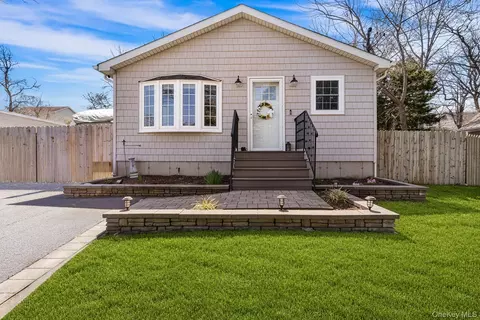 22 Beech Ave, Farmingville, NY 11738