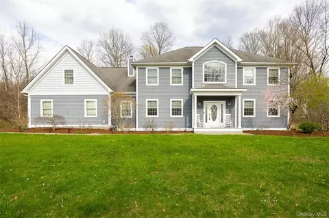 100 Huyler Dr, Hyde Park, NY 12538