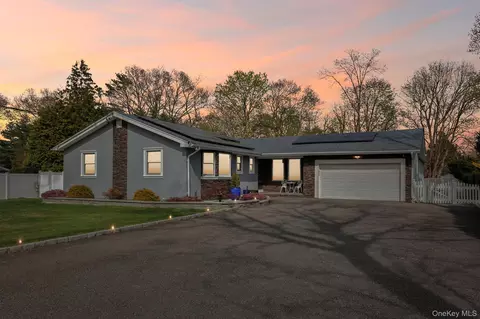 11 Mid Pl, Bohemia, NY 11716