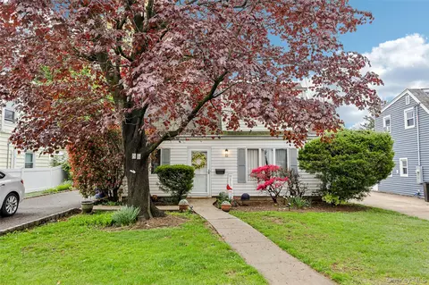 58 Oxford St, North Hempstead, NY 11577