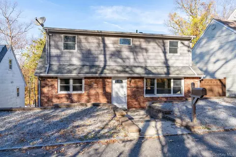 29 Potter Ln, Huntington, NY 11743