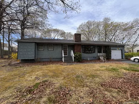 40 Lidge Dr, Farmingville, NY 11738