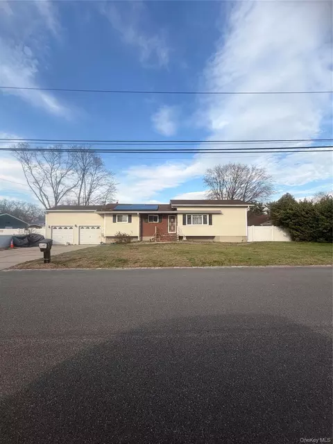 99 Brooklyn Ave, West Babylon, NY 11704
