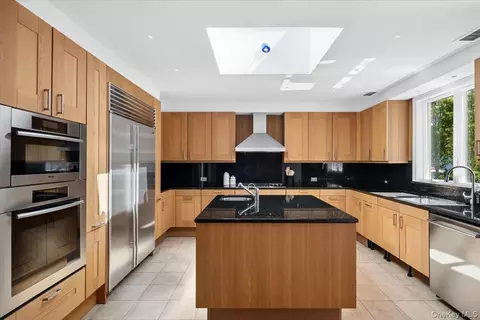 Kitchen - 32 The Xing, Purchase, NY 10577 photo 1 of 3