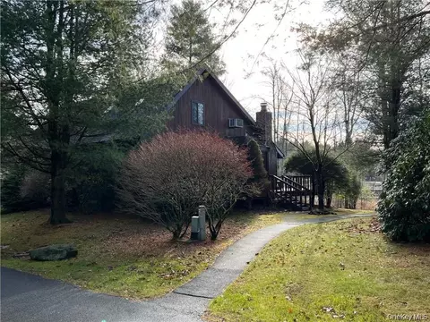 8 Lakeside Dr, Thompson, NY 12701