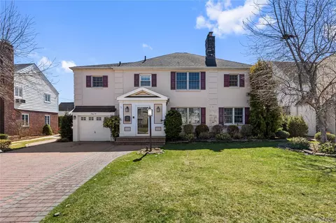 66 Wyatt Rd, Garden City, NY 11530
