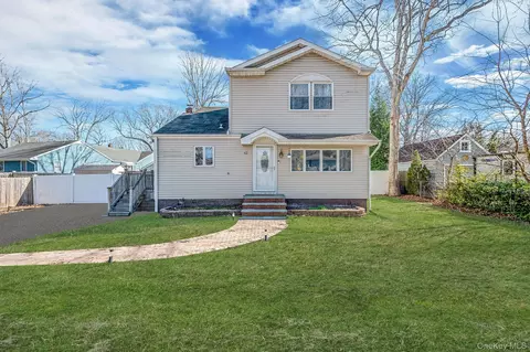62 9th St, Ronkonkoma, NY 11779