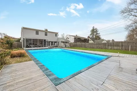 95 Elm Dr N, Levittown, NY 11756