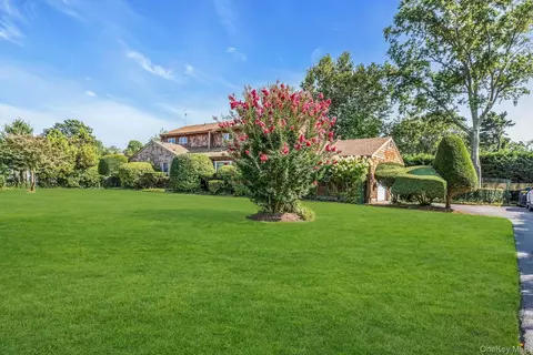 8 Adelphi St, Islip, NY 11751