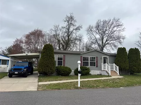 1661 Old Country Rd #417, Riverhead, NY 11901