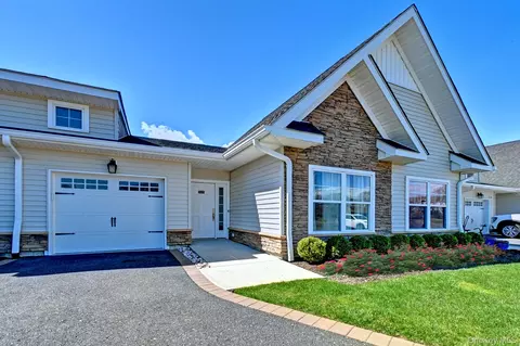 3105 Fox Hill Dr, Baiting Hollow, NY 11933